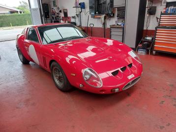 voiture classique Ferrari GTO 1990 AME Replica