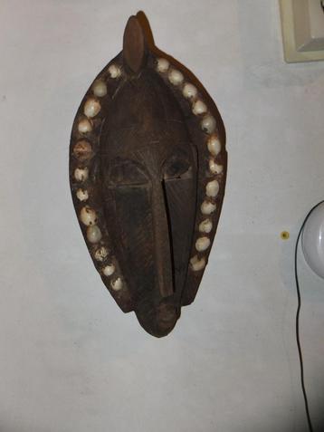 Masque africain ancien en bois