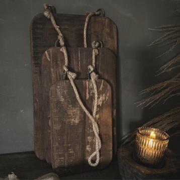 Oud houten broodplank met touw 