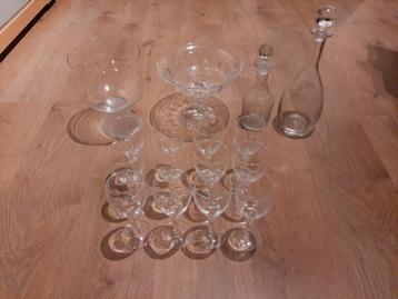 Des verres/vases/bols en cristal et des carafes en cristal