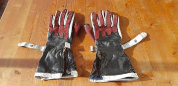 Une paire de gants en cuir en parfait état pour moto ou