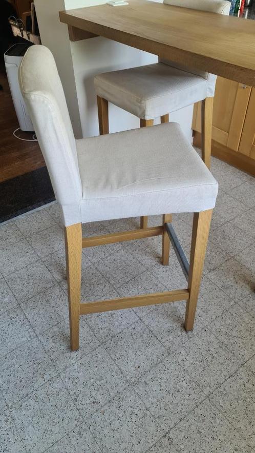 2 chaises de bar Ikea type Hendriksdal, Maison & Meubles, Tabourets de bar, Comme neuf, 60 à 90 cm, Bois, 2 tabourets, Avec repose-pieds