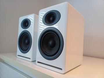 Audioengine P4 bookshelf speakers 