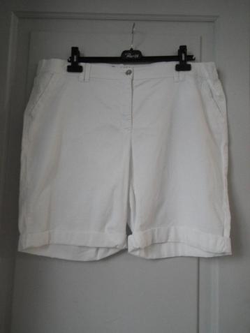 Wit/crèmekleurige shorts voor dames. 48/50 (Canda C&A)