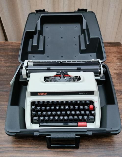 Typemachine Brother Deluxe 1613. GROTE SLEDE. Jaartal 1977., Hobby & Loisirs créatifs, Matériel scolaire, Utilisé, Autres types