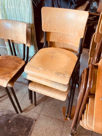 18 stuks vintage houten schoolstoelen en stapelstoelen 