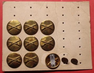 9 collars patches de l’infanterie US sur carton d’origine.