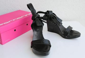 Sublimes sandales en cuir noir Fornarina 38