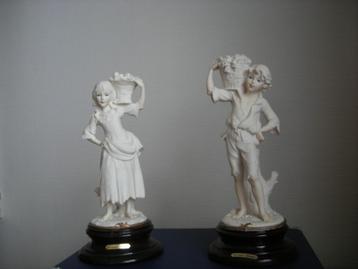 2 beeldjes  een meisje en een jongen van Giuseppe Armani