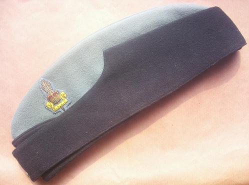 Side cap anglais nominatif de Major du RAEC en laine feutrée, Verzamelen, Militaria | Algemeen, Landmacht, Helm of Baret, Verzenden