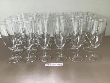 24 identieke champagne glazen van 15 cm hoog