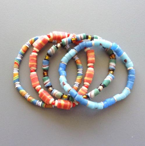 Ensemble de 4 bracelets africains bleus extensibles en verre, Bijoux, Sacs & Beauté, Bracelets, Neuf, Élastique, Bleu, Avec bracelets à breloques ou perles