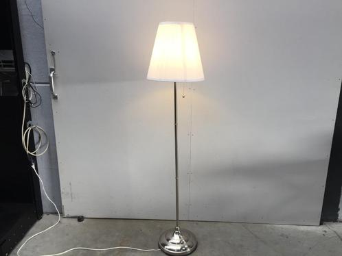 (245) Mooie staande lamp met witte kap 154 cm hoog, Maison & Meubles, Lampes | Lampadaires, Comme neuf, Enlèvement