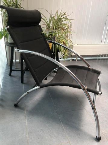 Zwarte relax stoel of zetel zwarte stof op metalen onderstel