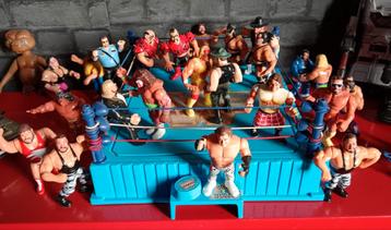 Lot figurines WWF Hasbro et ring officiel 
