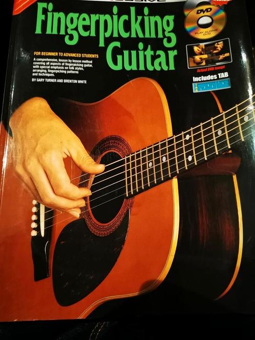 Manuel de guitare doigté CD DVD et carte comme neuf, Musique & Instruments, Partitions, Comme neuf, Leçon ou Cours, Guitare, Enlèvement ou Envoi