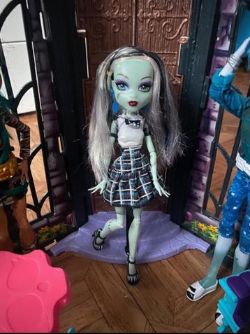 De levende pop van Monster High Frankie Stein Ghoul