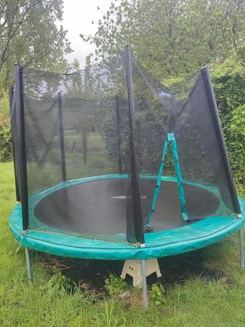 Grote trampoline met veiligheidsnet. 