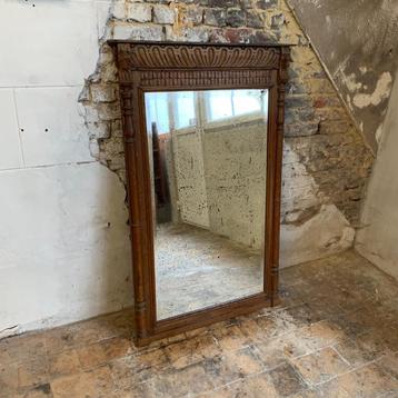 Miroir ancien de cheminée en bois sculpté et miroir biseauté
