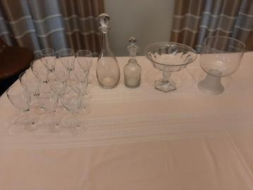 Des verres/vases/bols en cristal et des carafes en cristal