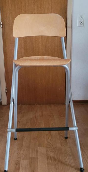Tabouret/chaise haute pliable très solide peu servi 