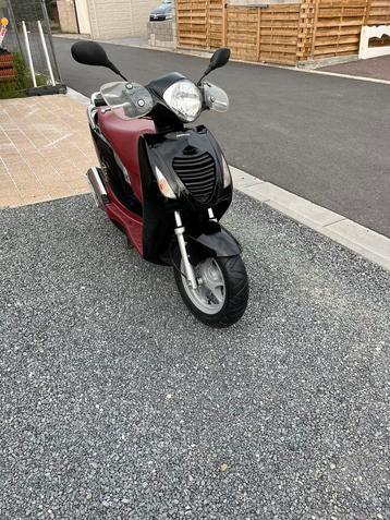 Mooie scooter Honda 125 cc PSI