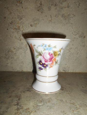 Petit vase estampillé