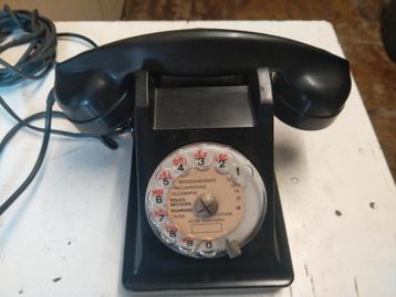 Ancien téléphone français avec écouteur supplémentaire.