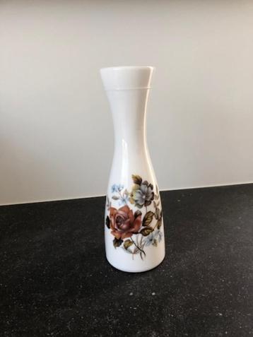 Vintage witte vaas met bloemmotief