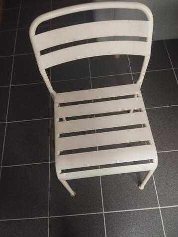 4 witte tuinstoelen stoelen, elk gekocht aan 25€
