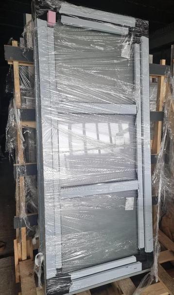 Nieuwe PVC raam  kleur zwart 88 cm x 204 cm matglas