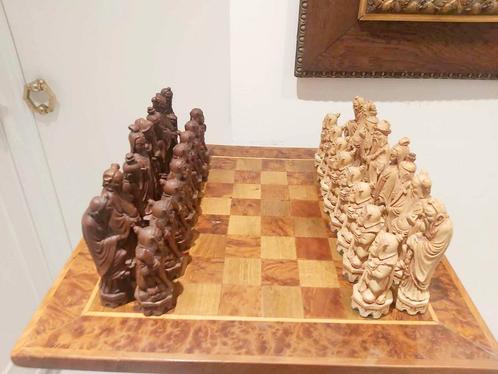 Een prachtig oud schaakspel. Het bord is gemaakt van hout en, Huis en Inrichting, Woonaccessoires | Boeddhabeelden, Zo goed als nieuw