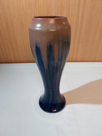 vase H.T.B