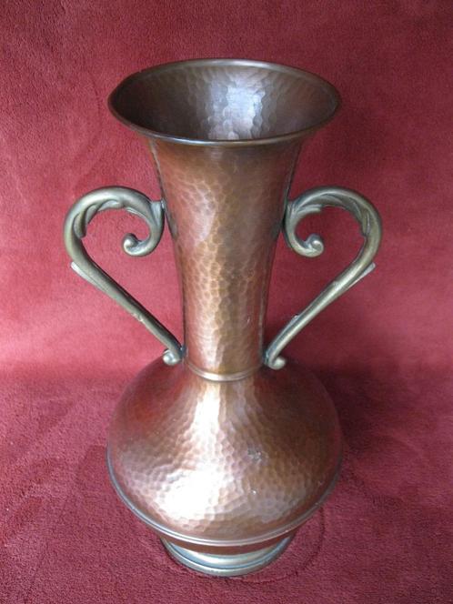 Griekse vaas in verhamerd koper., Antiquités & Art, Antiquités | Vases, Enlèvement
