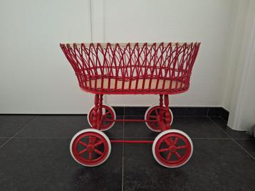 Antieke rode poppenwagen - wieg