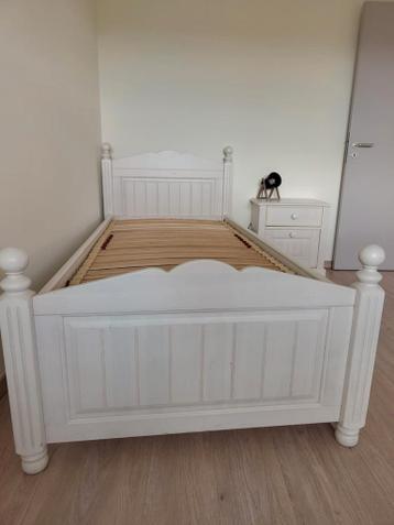 1 persoonsbed met nachtkastje