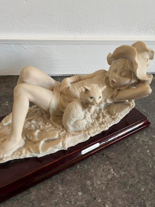Giuseppe Armani Slapend Meisje met Haar kat, Antiquités & Art, Art | Sculptures & Bois, Enlèvement ou Envoi