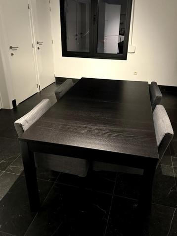 Uitschuifbare tafel met 4 stoelen