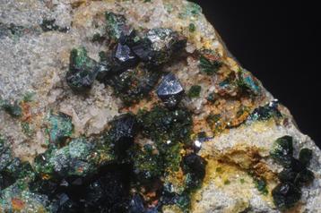 LIBETHENIET kristallen op matrix uit Katanga, D.R.Congo.