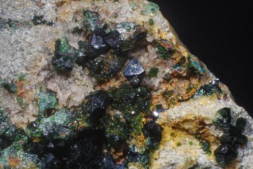 LIBETHENIET kristallen op matrix uit Katanga, D.R.Congo., Collections, Minéraux & Fossiles, Minéral, Enlèvement ou Envoi