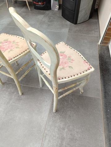 2 chaises patinées avec tissus fleuri rose pivoine 40 euros 