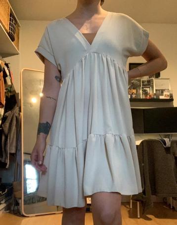 Robe volantée beige TU neuve avec étiquette