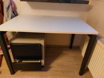 Bureau, ladekast en bureaustoel