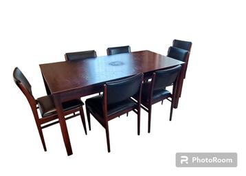 Vintage tafel + 8 stoelen 