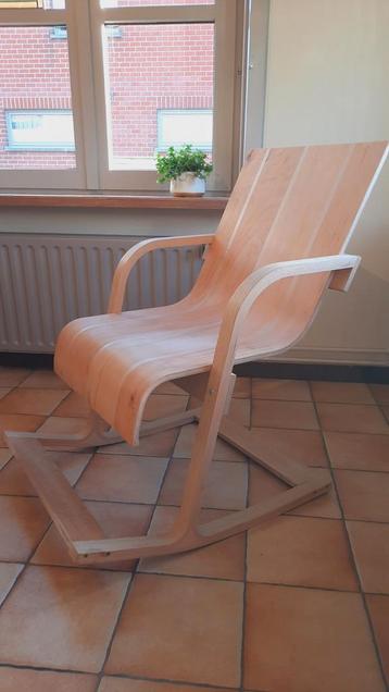 Houten design schommelstoel. 