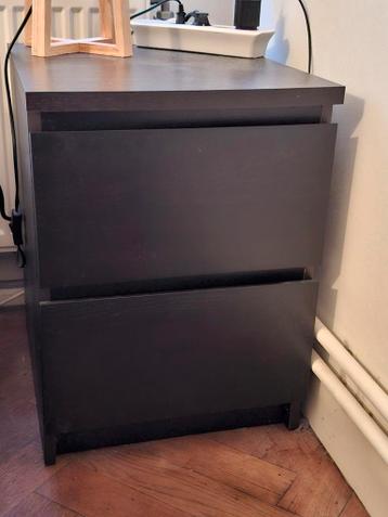 2 nachtkastjes met 2 schuiven