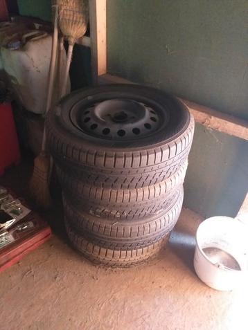 4 pneus d'hiver - taille: 195/65R15