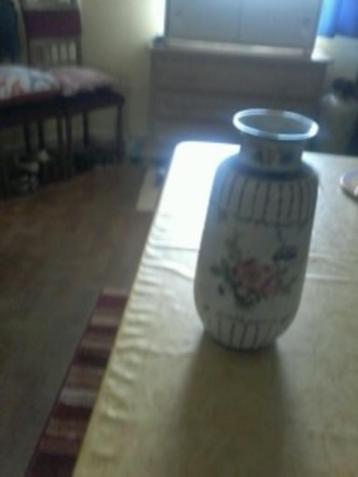 Joli vase à motif floral