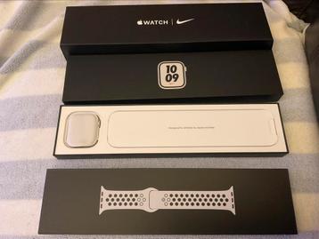 Apple watch 7 NIKE series 45 mm witgoud 