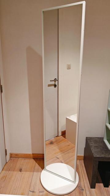 Ikea staande spiegel (draait 360°, met haakjes voor kleding)